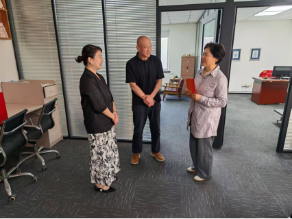 職工服務(wù)中心組織開展走訪慰問勞動(dòng)模范